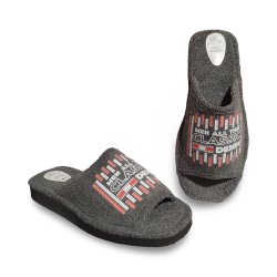 Pantufas masculinas de tecido atoalhado cinza.