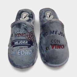 Zapatillas de casa: El vino mejora con la edad / Yo mejoro con el vino