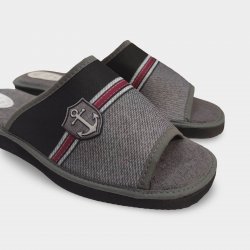 Sabatilles de casa d´home per estiu en oferta en gris amb escut