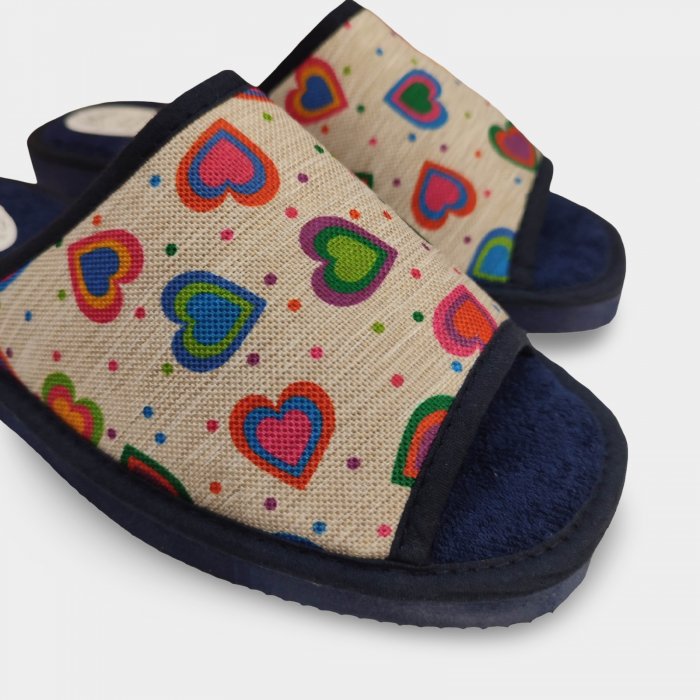Sabatilles de casa per a estiu amb cors de colors en blau marí - 2