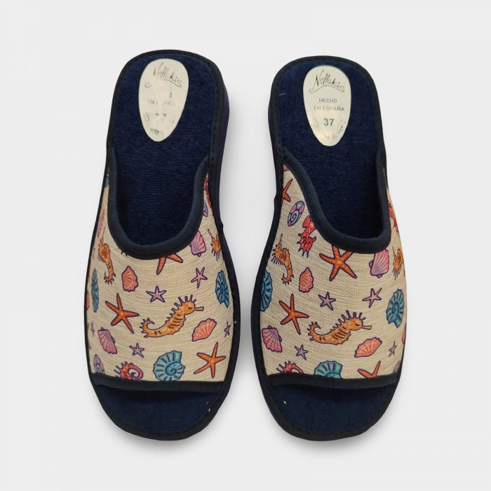 Chinelo feminino aberto na frente com estampas de desenhos animados. - 1