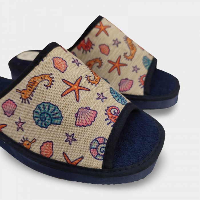 Chinelo feminino aberto na frente com estampas de desenhos animados. - 2