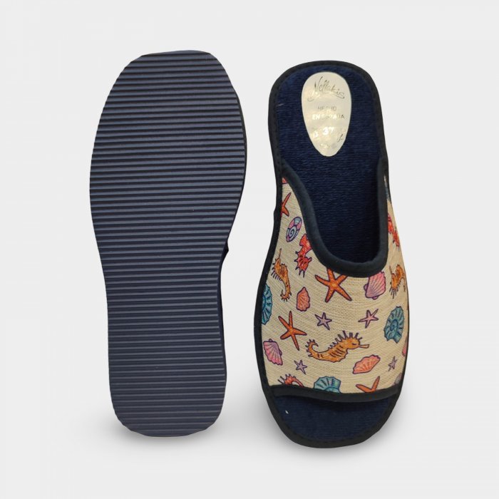 Chinelo feminino aberto na frente com estampas de desenhos animados. - 3