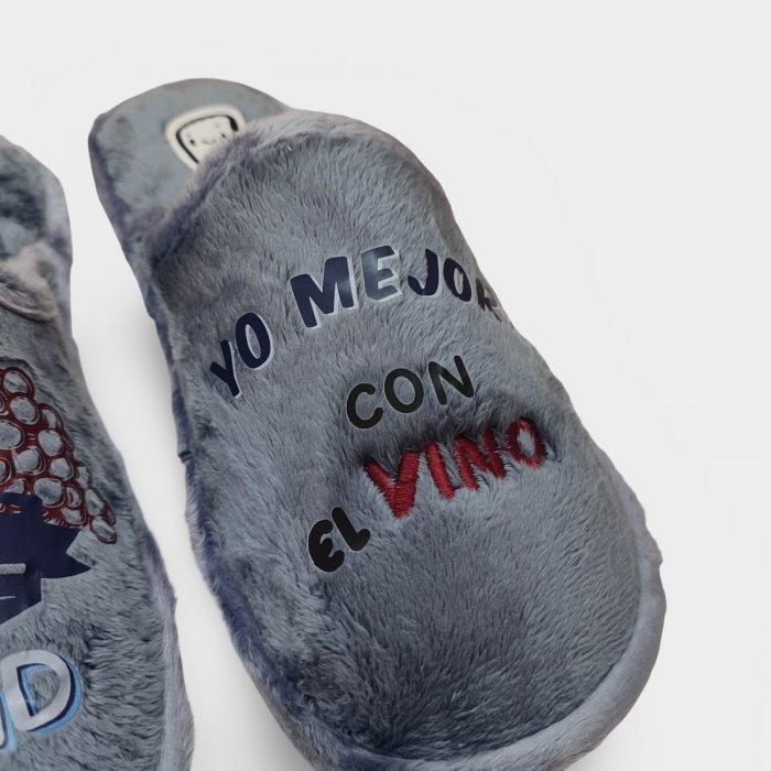 Zapatillas de casa: El vino mejora con la edad / Yo mejoro con el vino - 5