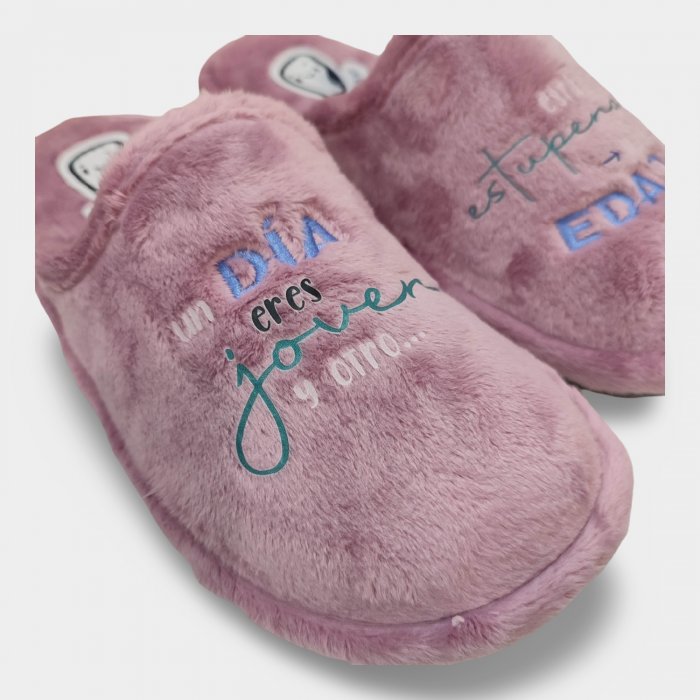 Zapatillas mujer divertidas “Un dia eres joven... y otro estás estupenda para tu edad” - 2