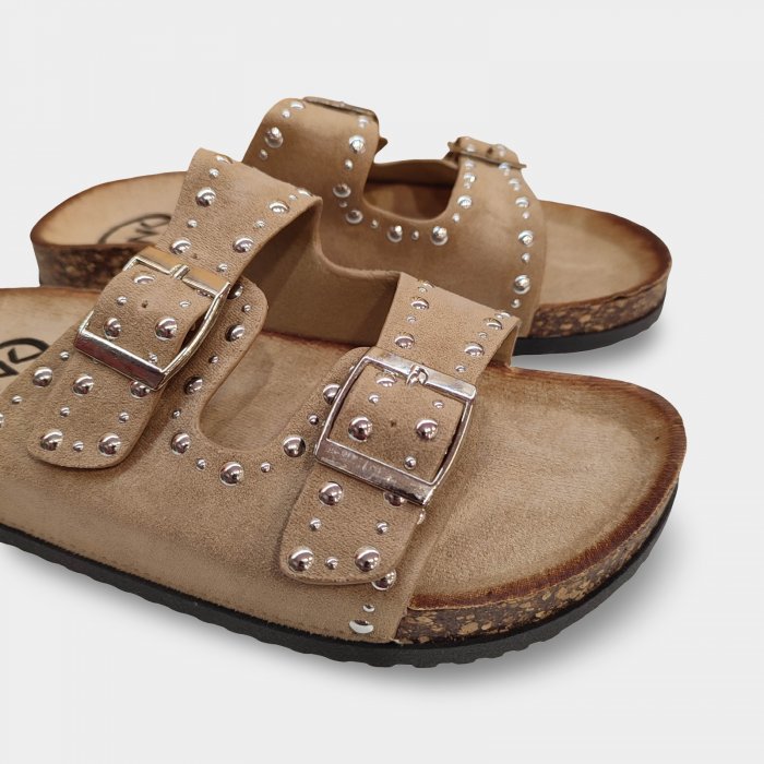 Sandália Bio com fivelas e tachas. - 2