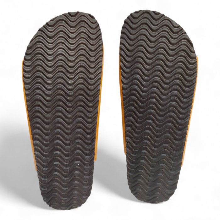 Sandálias femininas acessíveis, feitas de material biodegradável, com duas fivelas, na cor mostarda-camelo. - 4