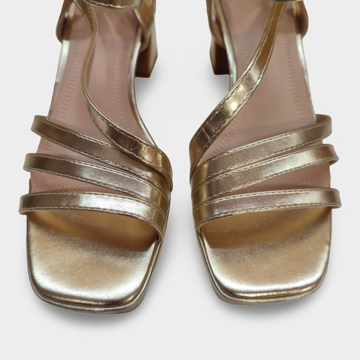 Sandálias douradas acessíveis para ocasiões formais - 2