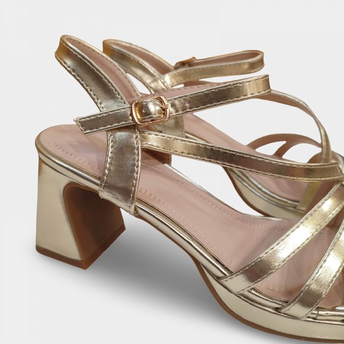 Sandálias douradas acessíveis para ocasiões formais - 3