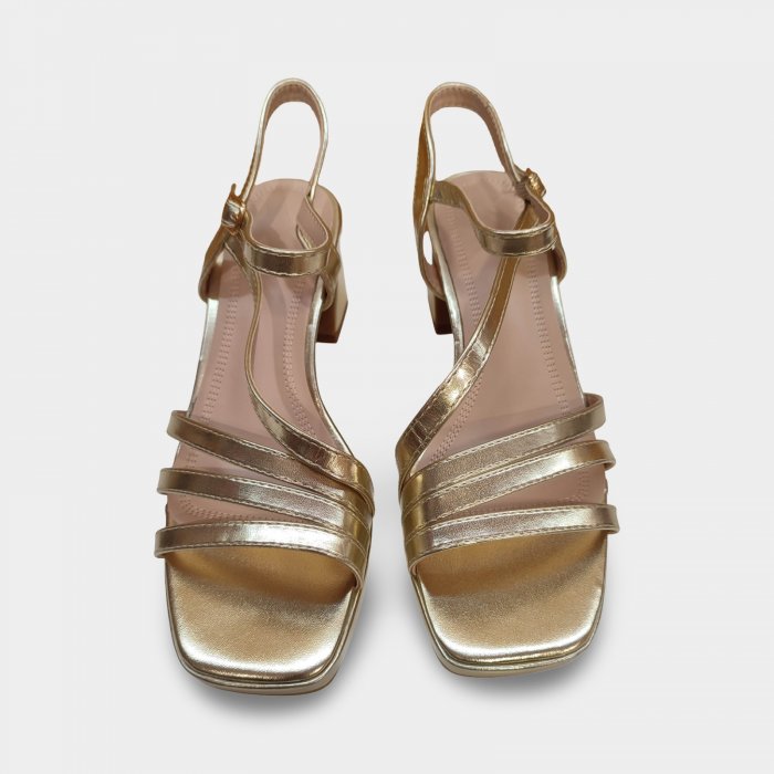 Sandálias douradas acessíveis para ocasiões formais - 4