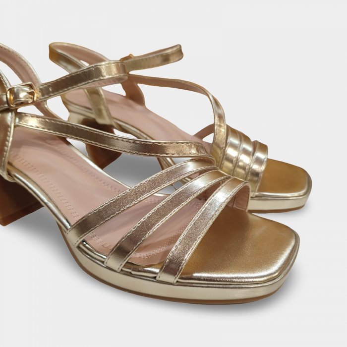 Sandálias douradas acessíveis para ocasiões formais - 5