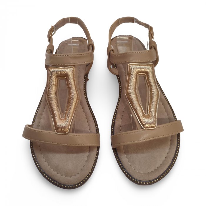 Sandalias planas beige con adorno dorado - 1