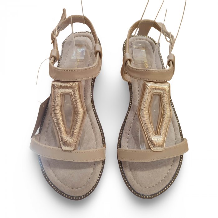 Sandalias planas beige con adorno dorado - 3