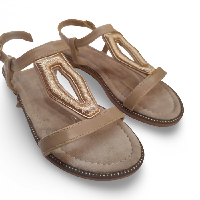 Sandalias planas beige con adorno dorado - 4