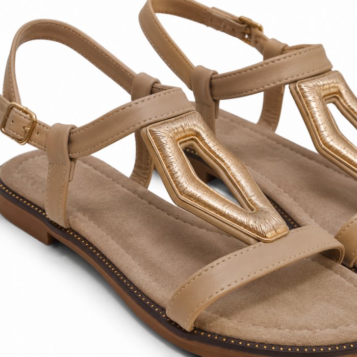 Sandalias planas beige con adorno dorado - 4
