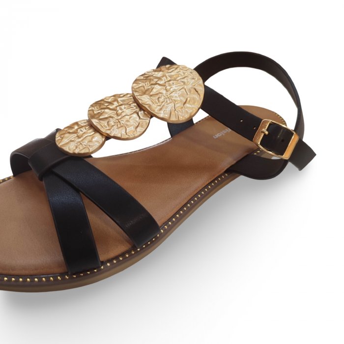 Sandalias planas negras con monedas oro - 5