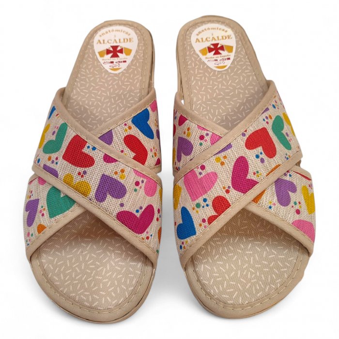 Chinelo de verão bege com corações entrelaçados - 1