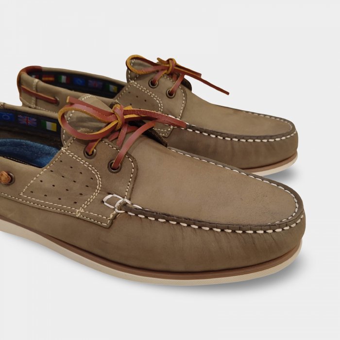 Sapatos náuticos masculinos modernos em couro taupe - 4