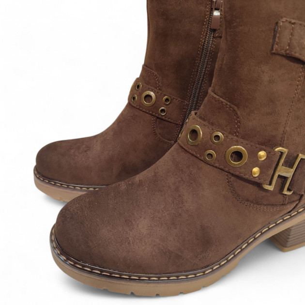 Botines marrón chocolate de rebajas con tacón bajo y tachas doradas - 2