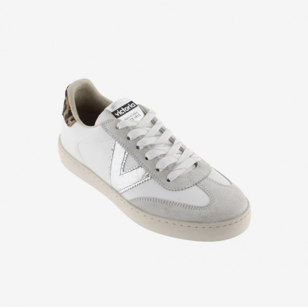 Zapatillas Victoria blancas con V en plata y talón animal print - 3